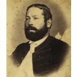 Simonyi műterem, Pest, Erdély, szakállas úr portréja, magyaros ruha, monarchia, 1860-as évek, Eredeti korai kabinetfotó, enyhén foltos, sarka hiányos. 