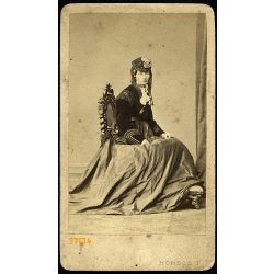   Borsos Jósef (!), Pest, elegáns nő gyönyörű ruhában, különös kalapban, 1860-as évek, Eredeti CDV, vizitkártya fotó.  