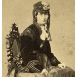 Borsos Jósef (!), Pest, elegáns nő gyönyörű ruhában, különös kalapban, 1860-as évek, Eredeti CDV, vizitkártya fotó.  