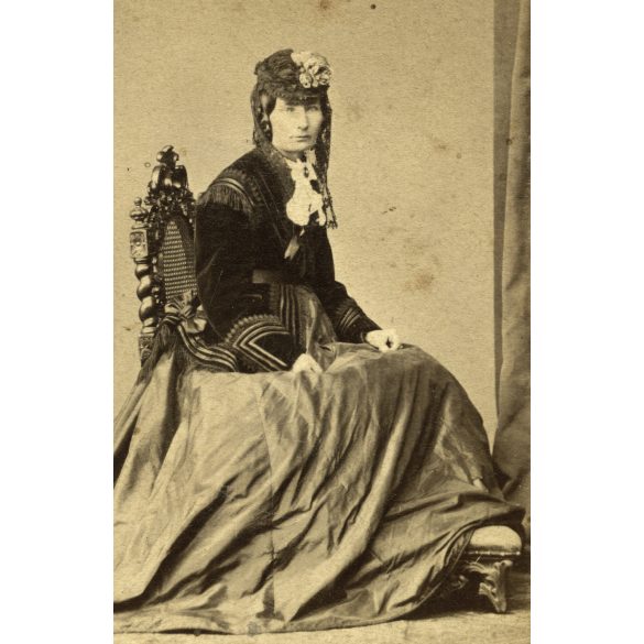 Borsos Jósef (!), Pest, elegáns nő gyönyörű ruhában, különös kalapban, 1860-as évek, Eredeti CDV, vizitkártya fotó.  