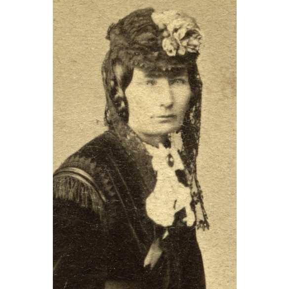 Borsos Jósef (!), Pest, elegáns nő gyönyörű ruhában, különös kalapban, 1860-as évek, Eredeti CDV, vizitkártya fotó.  