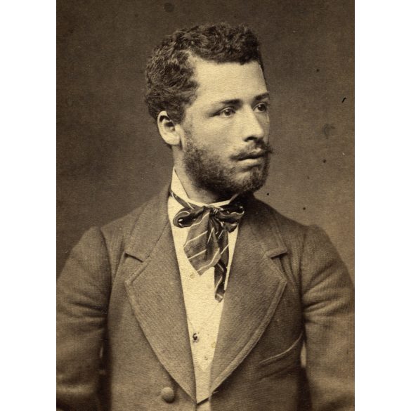 Mayer műterem, Pest, fiatal szakállas úr portréja, nyakkendő, 1860-as évek, Eredeti CDV, korai vizitkártya fotó. 