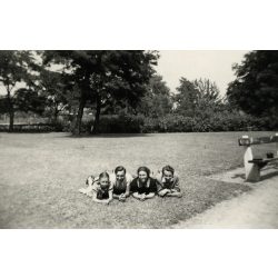   Fiatalok a Templom téren, Rákosfalva, Budapest, Zugló, Horthy-korszak, helytörténet, 1939, 1930-as évek, Eredeti fotó, hátulján feliratozott papírkép.  