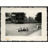 Fiatalok a Templom téren, Rákosfalva, Budapest, Zugló, Horthy-korszak, helytörténet, 1939, 1930-as évek, Eredeti fotó, hátulján feliratozott papírkép.  