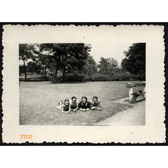 Fiatalok a Templom téren, Rákosfalva, Budapest, Zugló, Horthy-korszak, helytörténet, 1939, 1930-as évek, Eredeti fotó, hátulján feliratozott papírkép.  