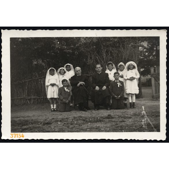 Elsőáldozók, Hetmény, Vágsellye, Dian Dénes káplán, Felvidék, egyházi ünnep, gyerekek ünneplőben, Horthy-korszak, helytörténet, 1944, 1940-es évek, Eredeti fotó, hátulján feliratozott papírkép. 