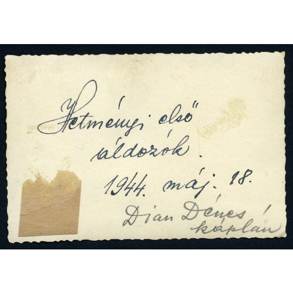 Elsőáldozók, Hetmény, Vágsellye, Dian Dénes káplán, Felvidék, egyházi ünnep, gyerekek ünneplőben, Horthy-korszak, helytörténet, 1944, 1940-es évek, Eredeti fotó, hátulján feliratozott papírkép. 