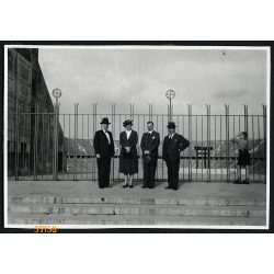   Úri társaság az Olimpiai Stadionnál, Berlin, sport, horogkereszt, náci jelkép, helytörténet, 1930-as évek, Eredeti fotó, hátulján ragasztásnyomokkal.  