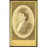 Briwirth műterem, Pest, gyönyörű hölgy portréja, 1860-as évek, Eredeti dombornyomott CDV, korai ritka vizitkártya fotó, hátulján a Lánchíd a Dunával és a Budai Vár. 