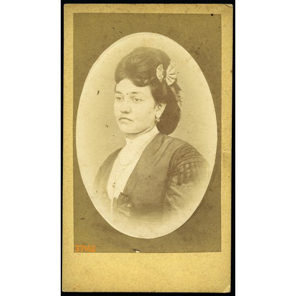 Briwirth műterem, Pest, gyönyörű hölgy portréja, 1860-as évek, Eredeti dombornyomott CDV, korai ritka vizitkártya fotó, hátulján a Lánchíd a Dunával és a Budai Vár. 