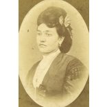 Briwirth műterem, Pest, gyönyörű hölgy portréja, 1860-as évek, Eredeti dombornyomott CDV, korai ritka vizitkártya fotó, hátulján a Lánchíd a Dunával és a Budai Vár. 