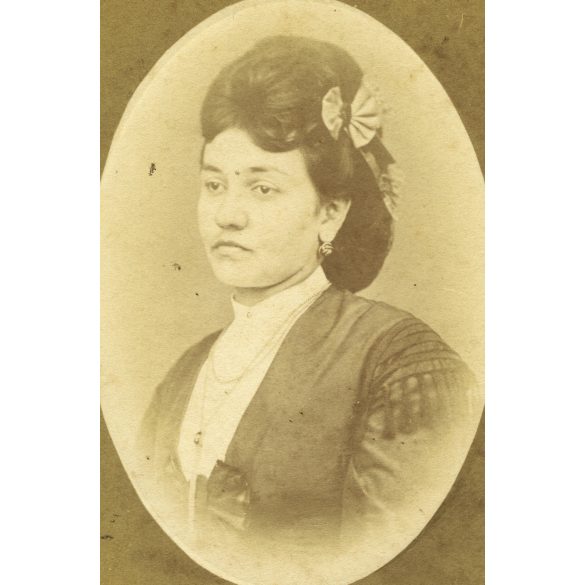 Briwirth műterem, Pest, gyönyörű hölgy portréja, 1860-as évek, Eredeti dombornyomott CDV, korai ritka vizitkártya fotó, hátulján a Lánchíd a Dunával és a Budai Vár. 