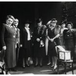 Előkelő asszonyok vöröskeresztes adománygyűjtése, Budapest, Nyugati pályaudvar, Horthy-korszak, 2. világháború, helytörténet, 1942. október 4., 1940-es évek, Eredeti fotó, papírkép, hátulján feliratoz