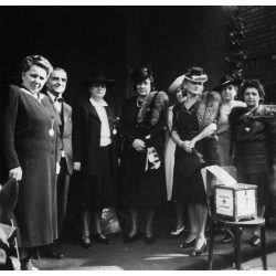   Előkelő asszonyok vöröskeresztes adománygyűjtése, Budapest, Nyugati pályaudvar, Horthy-korszak, 2. világháború, helytörténet, 1942. október 4., 1940-es évek, Eredeti fotó, papírkép, hátulján feliratoz