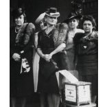 Előkelő asszonyok vöröskeresztes adománygyűjtése, Budapest, Nyugati pályaudvar, Horthy-korszak, 2. világháború, helytörténet, 1942. október 4., 1940-es évek, Eredeti fotó, papírkép, hátulján feliratoz