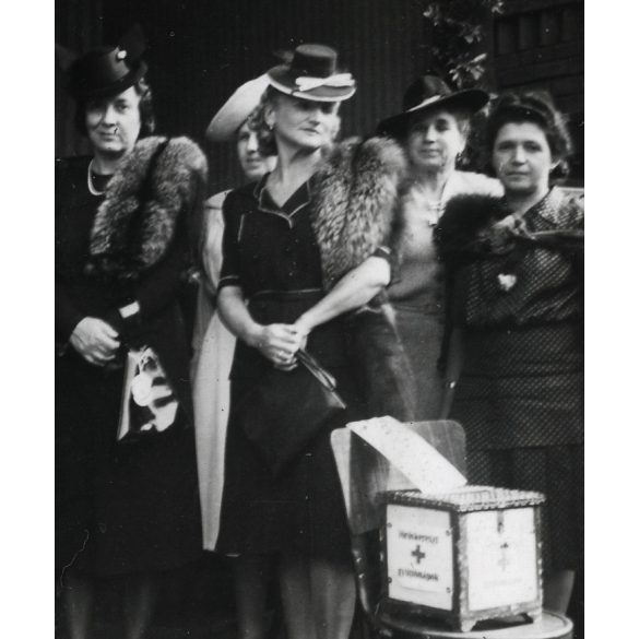 Előkelő asszonyok vöröskeresztes adománygyűjtése, Budapest, Nyugati pályaudvar, Horthy-korszak, 2. világháború, helytörténet, 1942. október 4., 1940-es évek, Eredeti fotó, papírkép, hátulján feliratoz