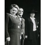 Előkelő asszonyok vöröskeresztes adománygyűjtése, Budapest, Nyugati pályaudvar, Horthy-korszak, 2. világháború, helytörténet, 1942. október 4., 1940-es évek, Eredeti fotó, papírkép, hátulján feliratoz