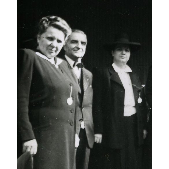 Előkelő asszonyok vöröskeresztes adománygyűjtése, Budapest, Nyugati pályaudvar, Horthy-korszak, 2. világháború, helytörténet, 1942. október 4., 1940-es évek, Eredeti fotó, papírkép, hátulján feliratoz