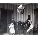 Elegáns hölgyek és urak, Szeged,  monarchia, 1. világháború, gyönyörű lámpa, helytörténet, a fiatalabb férfiak közül az egyik valószínűleg Bay Bertalan ügyvéd, későbbi járási bíró, ügyész, 1910-es éve