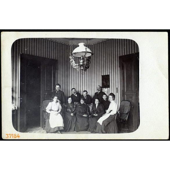 Elegáns hölgyek és urak, Szeged,  monarchia, 1. világháború, gyönyörű lámpa, helytörténet, a fiatalabb férfiak közül az egyik valószínűleg Bay Bertalan ügyvéd, későbbi járási bíró, ügyész, 1910-es éve