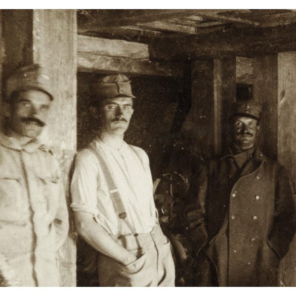 Magyar katonák egy malomban, Oroszország, 1. világháború, egyenruha, 1910-es évek, Eredeti fotó, papírkép.   méret megközelítőleg (centiméterben): 9 x 12 Használt! Eredeti nagyítás! Nem reprint, nem m