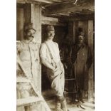 Magyar katonák egy malomban, Oroszország, 1. világháború, egyenruha, 1910-es évek, Eredeti fotó, papírkép.   méret megközelítőleg (centiméterben): 9 x 12 Használt! Eredeti nagyítás! Nem reprint, nem m