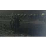 "Nehéz tüzérség", Peremyl - Peremilyv, Ukrajna, Oroszország, magyar katonák vonulnak lovakkal, szekerekkel, 1. világháború, egyenruha, monarchia, 1910-es évek, Eredeti fotó, papírkép, hátulján felirat
