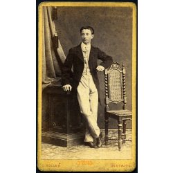   Koller műterem, Beszterce, Siebenbürgen, elegáns fiatal férfi portréja, 1870-es évek, Eredeti CDV, vizitkártya fotó.   méret megközelítőleg (centiméterben): 6 x 10.5  Használt! Eredeti nagyítás! Nem r