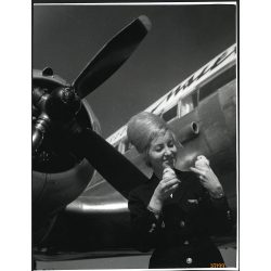   Nagyobb méret, MALÉV reklám, stewardess kiscsibékkel, Budapest, Ferihegy, repülőtér, egyenruha, repülőgép, különös, vicces, jármű, közlekedés, szocializmus,  1960-es évek, Eredeti fotó, papírkép.  