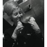 Nagyobb méret, MALÉV reklám, stewardess kiscsibékkel, Budapest, Ferihegy, repülőtér, egyenruha, repülőgép, különös, vicces, jármű, közlekedés, szocializmus,  1960-es évek, Eredeti fotó, papírkép.  