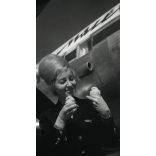 Nagyobb méret, MALÉV reklám, stewardess kiscsibékkel, Budapest, Ferihegy, repülőtér, egyenruha, repülőgép, különös, vicces, jármű, közlekedés, szocializmus,  1960-es évek, Eredeti fotó, papírkép.  