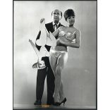 Nagyobb méret, Kallus László grafikus egy modellel, Ludas Matyi, újság, sajtó, fürdőruha, bikini, művész, ismert,  különös, vicces, szocializmus,  1960-es évek, Eredeti fotó, papírkép. 