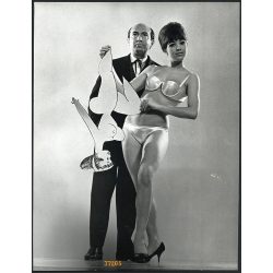   Nagyobb méret, Kallus László grafikus egy modellel, Ludas Matyi, újság, sajtó, fürdőruha, bikini, művész, ismert,  különös, vicces, szocializmus,  1960-es évek, Eredeti fotó, papírkép. 