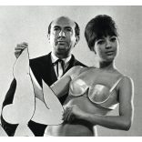 Nagyobb méret, Kallus László grafikus egy modellel, Ludas Matyi, újság, sajtó, fürdőruha, bikini, művész, ismert,  különös, vicces, szocializmus,  1960-es évek, Eredeti fotó, papírkép. 