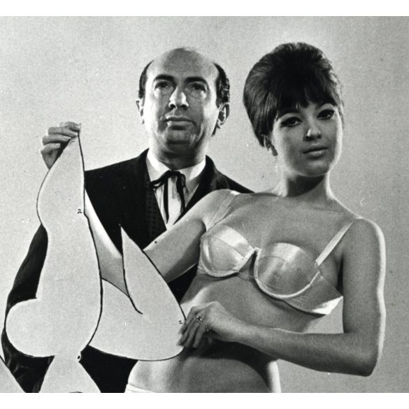 Nagyobb méret, Kallus László grafikus egy modellel, Ludas Matyi, újság, sajtó, fürdőruha, bikini, művész, ismert,  különös, vicces, szocializmus,  1960-es évek, Eredeti fotó, papírkép. 