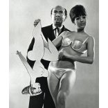 Nagyobb méret, Kallus László grafikus egy modellel, Ludas Matyi, újság, sajtó, fürdőruha, bikini, művész, ismert,  különös, vicces, szocializmus,  1960-es évek, Eredeti fotó, papírkép. 