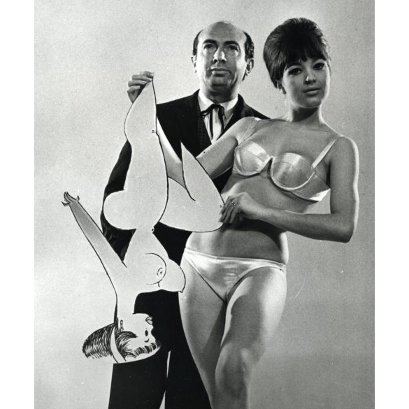 Nagyobb méret, Kallus László grafikus egy modellel, Ludas Matyi, újság, sajtó, fürdőruha, bikini, művész, ismert,  különös, vicces, szocializmus,  1960-es évek, Eredeti fotó, papírkép. 