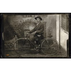   Férfi kerékpárral, különös festett háttér, alkalmi mobil műterem, monarchia, jármű, közlekedés, 1913. május 2., 1910-es évek, Eredeti fotó, papírkép, Dévaványára küldve.  