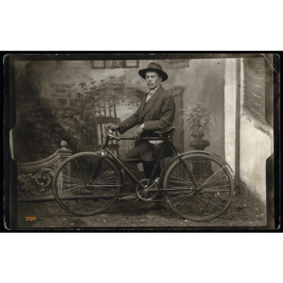 Férfi kerékpárral, különös festett háttér, alkalmi mobil műterem, monarchia, jármű, közlekedés, 1913. május 2., 1910-es évek, Eredeti fotó, papírkép, Dévaványára küldve.  