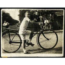   Kisfiú kerékpárral, Felsőgalla (Tatabánya),  névtábla (Felsőgalla, Borbély utca VI-os telep), csengő, Horthy-korszak, jármű, közlekedés, helytörténet, Komárom-Esztergom megye, 1930-as évek, 1930-as év