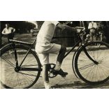 Kisfiú kerékpárral, Felsőgalla (Tatabánya),  névtábla (Felsőgalla, Borbély utca VI-os telep), csengő, Horthy-korszak, jármű, közlekedés, helytörténet, Komárom-Esztergom megye, 1930-as évek, 1930-as év