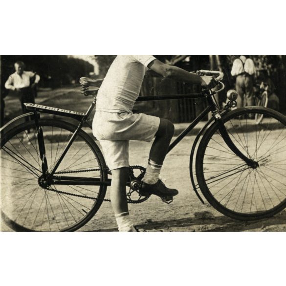 Kisfiú kerékpárral, Felsőgalla (Tatabánya),  névtábla (Felsőgalla, Borbély utca VI-os telep), csengő, Horthy-korszak, jármű, közlekedés, helytörténet, Komárom-Esztergom megye, 1930-as évek, 1930-as év