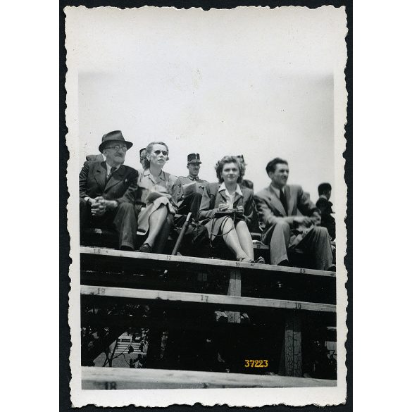 Úri társaság a lóversenyen, Kolozsvár, Erdély, magyar katona, egyenruha, sport, 2. világháború, Horthy-korszak, helytörténet, 1943. június 29., 1940-es évek, Eredeti fotó, papírkép.