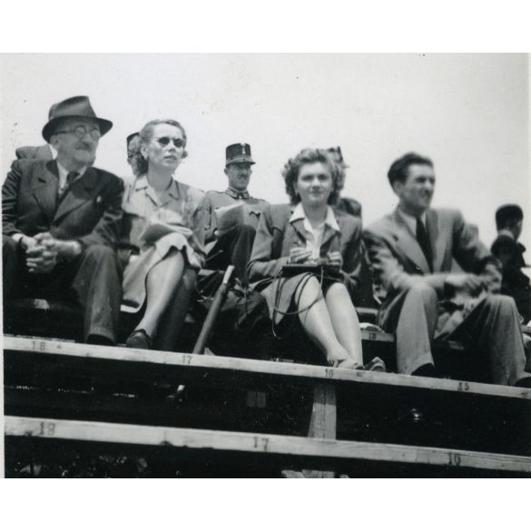 Úri társaság a lóversenyen, Kolozsvár, Erdély, magyar katona, egyenruha, sport, 2. világháború, Horthy-korszak, helytörténet, 1943. június 29., 1940-es évek, Eredeti fotó, papírkép.