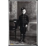 Kisfiú huszár egyenruhában, kard, csizma, magyar katona, Horthy-korszak, 1920-as évek, Eredeti fotó, papírkép, alsó sarkán törésnyom.   