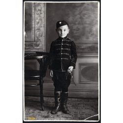   Kisfiú huszár egyenruhában, kard, csizma, magyar katona, Horthy-korszak, 1920-as évek, Eredeti fotó, papírkép, alsó sarkán törésnyom.   