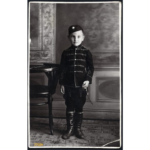 Kisfiú huszár egyenruhában, kard, csizma, magyar katona, Horthy-korszak, 1920-as évek, Eredeti fotó, papírkép, alsó sarkán törésnyom.   