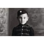 Kisfiú huszár egyenruhában, kard, csizma, magyar katona, Horthy-korszak, 1920-as évek, Eredeti fotó, papírkép, alsó sarkán törésnyom.   