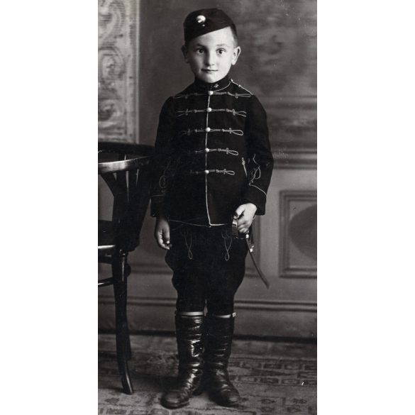 Kisfiú huszár egyenruhában, kard, csizma, magyar katona, Horthy-korszak, 1920-as évek, Eredeti fotó, papírkép, alsó sarkán törésnyom.   