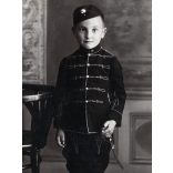 Kisfiú huszár egyenruhában, kard, csizma, magyar katona, Horthy-korszak, 1920-as évek, Eredeti fotó, papírkép, alsó sarkán törésnyom.   